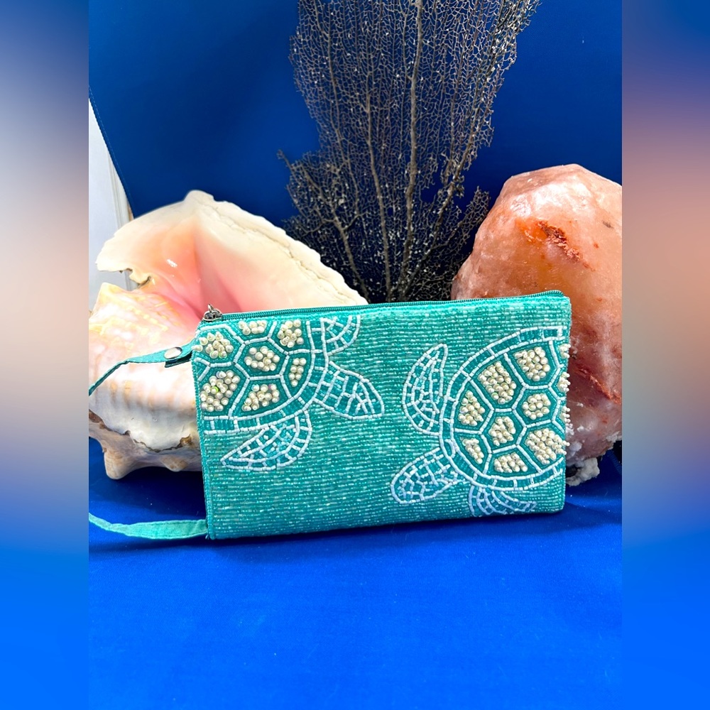 NWOT Sea Turtle Beaded Club Bag